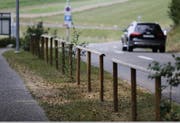 Um wildes Parkieren an der Talstrasse beim Freibad in Muri zu verhindern hat die Gemeinde auf dem Grünstreifen zwischen Gehweg und Strasse Absperrungen bauen lassen. (Bild: Stefan Kaiser (Zug, 06.August 2018))