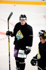 Neuzuzug Cody Wydo, links, unterhält sich mit seinem Landsmann Kenny Ryan. Der 27-jährige Amerikaner trägt die Nummer 11. (Bild: Mario Gaccioli)