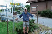 Peter Eggenberger neben einer der Tafeln des Witzwanderweges. (Bild: ASZ)