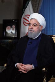 Irans Staatspräsident Hassan Rohani am Montagabend während eines Interviews im staatlichen Fernsehen. (Bild: EPA, Teheran, 6. August 2018)