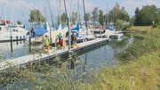 Die Ölwehr holt den ausgelaufenen Diesel aus dem Horner Hafen West. (Bild: BRK News)
