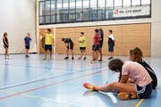 Zwei Kursteilnehmerinnen machen sich Notizen, während Sportlehrer Roger Pighi den anderen Jugendlichen die Übung erklärt. (Bild: PAG)