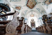 In den Bänken der Chamer Pfarrkirche St. Jakob ist man von viel Schönem umgeben.