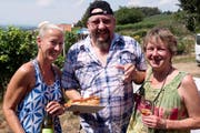 Susy Krucker mit Jean-Pierre Pettit aus Ellikon an der Thur. Er probiert besagten Winzer Hot Dog. (Bild: Andreas Taverner)