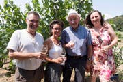 Andreas und Barbara Schneller mit Otto Pfaffhauser aus Niederneunforn und Sibylle Reusser aus Altikon. (Bild: Andreas Taverner)