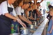 15 leckere Eintöpfe von ebenso vielen Köchen konnten probiert werden. (Bild: PD/Sonja Maurer)
