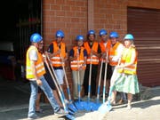 Spatenstich für den Umbau (von rechts): Stadträtin Franziska Bitzi- Staub, Beat Mundhaas (VRP & Projektleiter Bootshaus SCL AG), Raffaele Kunz und Timo Tresch (Bisang Bau AG), David Dürr (Leiter Dienststelle Gesundheit & Sport Kanton Luzern), Mario Gyr (Vizepräsident Seeclub), Rosie Bitterli-Mucha (Leiterin Kultur & Sport Stadt Luzern) sowie Marcel Rimer (Bauherrenvertreter Bootshaus SCL AG). (Bild: PD)