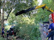 Fast bis zur Aare gerollt: Die Berner Berufsfeuerwehr konnte das Auto, welches in der Berner Altstadt einen Hang hinuntergefahren war, bereits wieder bergen. (Bild: Kantonspolizei Bern)