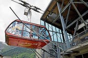 Die Kabine der Brunni-Bahnen fährt auch weiterhin mit einem eigenständigen Betriebslogo. Die Fusion mit den Titlis-Bahnen ist gescheitert. (Bild: Corinne Glanzmann, Engelberg, 26. Juni 2018)