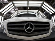 Dank der hohen Nachfrage nach Geländewagen hat der deutsche Autokonzern Daimler in den ersten sieben Monaten einen Höchstwert beim Absatz erzielt. (Bild: KEYSTONE/AP/MICHAEL SOHN)