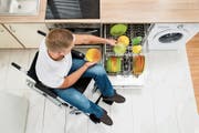 Um die Bewegungsfreiheit im Alltag gewährleisten zu können, ist eine rechtzeitige Bedürfnisabklärung unerlässlich. (Bild: Andrey Popov/Getty (19. Februar 2016))