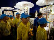 Die aus einer Höhle in Thailand geretteten Fussballjunioren haben das Kloster verlassen und sind zurück in der Schule. (Bild: KEYSTONE/AP/SAKCHAI LALIT)