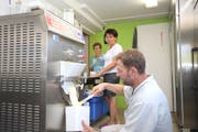 André und Maja Rohrer und Trudi Berwert (ganz im Hintergrund) produzieren Buirähof-Glace.(Bild: Marion Wannemacher (Flüeli-Ranft, 31. Juli 2018))