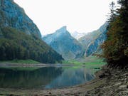 Immer mehr Abfall bleibt am Ufer des Seealpsees liegen. (Bild: APZ)