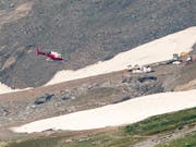 Die Bergungsarbeiten nach dem Absturz der historischen Ju-52 am Piz Segnas bei Flims GR sind in vollem Gang. Voraussichtlich werden sie nicht vor Dienstagabend abgeschlossen sein. (Bild: KEYSTONE/EPA KEYSTONE/ENNIO LEANZA)