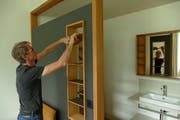 Betriebsleiter Beat Barmettler von der Kloster Schreinerei Engelberg erledigt letzte Arbeiten an der Einrichtung. (Bild: PD)