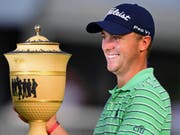   Justin Thomas with the trophy, who also earns $ 1.8m (image: KEYSTONE / FR171035 AP / DAVID DERMER) 