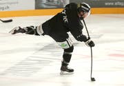 Neuzuzug Kenny Ryan setzt im ersten Eistraining des HC Thurgau zum Schuss an. Der 27-jährige Amerikaner trägt die Nummer 17. (Bild: Mario Gaccioli)