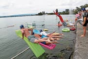 Ein Wettkampf der besonderen Art: Das Zuger Schwimmfest bereits zum 22. Mal statt. (Bild: Roger Zbinden (Zug, 12. August 2017))