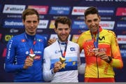Lars Forster (Mitte) bei der Siegerehrung. Links im Bild ist der Silber-Medaillen-Gewinner Luca Braidot aus Italien, rechts der Bronze-Gewinner David Valero Serrano aus Spanien. (Bild: Keystone/Neil Hall)