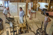 Ohne Pflug ging schon früher in der Landwirtschaft nichts. Niklaus Lüthi, Rolf Baumann (Stiftungsratsmitglied Ortsmuseum Wängi) und Theres Lüthi schwelgen in Erinnerungen. (Bild: Christoph Heer)