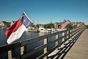 Blick auf die Geburtsregion der englischen Kolonialgeschichte auf heutigem US-Boden: eine beflaggte Brücke in Manteo auf Roanoke Island. (Bild: Alamy Stock Photo)