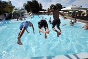 Eine der naheliegendsten Strategien bei dieser Hitze: Kopf voran ins Wasser springen. (Bild: Nana do Carmo)