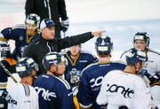 Head Coach Dan Tangnes zeigt seinen Spielern, wo es langgeht. (Bild: Stefan Kaiser (Zug, 7. August 2018))