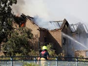 Der Brand einer Böschung in Siegburg griff auf mehrere Häuser direkt an der Bahnlinie Köln-Frankfurt über. (Bild: Keystone/DPA/OLIVER BERG)