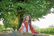 Yvette Estermann geniesst die Aussicht beim Schulhaus Gabeldingen am Sonnenberg. (Bild: Corinne Glanzmann; Kriens, 3. August 2018))