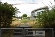 Blick vom See auf das Gelände der ehemaligen Reederei, wo jetzt ein Kran steht. (Bild: Markus Schoch)