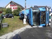 Am Dienstagmorgen hat sich ein Chauffeur bei einem Verkehrsunfall verletzt. Sein Lastwagen kippte und verlor die Ladung. (Bild: Kapo Thurgau)