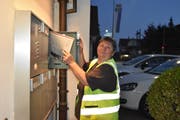 Jeden Morgen unterwegs: Erika Löhrer auf ihrer Tour in Niederteufen. (Bild: CAL)