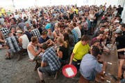 Das Älplerwunschkonzert-Festzelt war schon früh bis auf den letzten Platz besetzt. (Bild: Franz Imholz, Urnerboden, 6. August 2018)