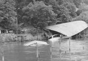 Die Flutwelle nach dem Felsabbruch 1964 am Bürgenstock zerstörte die Fischerei Waldis und die Bootsvermietung Würth in Weggis. Bild: Verein historisches Archiv Weggis