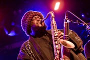 Der amerikanische Musiker Kamasi Washington an einem Konzert im Astra in Berlin. (Bild:Frank Hoensch/Redferns)