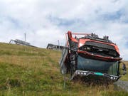 Aus diesem umgekippten landwirtschaftlichen Fahrzeug am Rigi-Kulm konnte am Dienstag der Fahrer nur noch tot geborgen werden. (Bild: Kantonspolizei Schwyz)