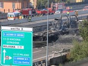 Nach dem Unfall und der Explosion auf einer Autobahn in Bologna will sich die italienische Regierung für sicherere Lastwagentransporte einsetzen. (Bild: KEYSTONE/EPA ANSA/GIORGIO BENVENUTI)