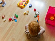 Die Behörden ziehen preisgünstiges Spielzeug aus Internetshops aus dem Verkehr, weil es Kleinkinder gefährden könnte. (Bild: KEYSTONE/ENNIO LEANZA)