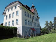 Das ehemalige Schulhaus Lachen umfasst heute sechs Wohnungen. (Bild: Benjamin Schmid)