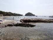 Im Fort de Brégancon verbringen die französischen Präsidenten seit Jahren die Ferien. Eine Drohne hat Emmanuel Macron in seinem Urlaub gestört. (Bild: KEYSTONE/EPA/SEBASTIEN NOGIER)