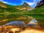 Glasklar und eiskalt: Der Seewlialpsee im Kanton Uri. Bild: Yasmin Kunz (14. Juli 2018)