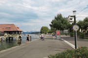Die Seepromenade bleibt Spaziergängern und Velofahrern vorbehalten. Die einzigen Ausnahmen sind Warenanlieferungen für Betriebe und Feste. (Bild: Jolanda Riedener)