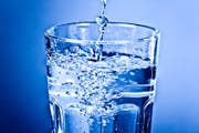 Sauberes klares Wasser im Glas: In der Schweiz entspricht das Hahnenwasser fast immer Trinkwasserqualität. (Bild: PD)