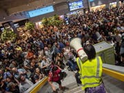 Grosses Gedränge wegen des falschen Sprengstoffalarms am Dienstag auf dem Frankfurter Flughafen. (Bild: Keystone/EPA/THORSTEN WAGNER)