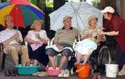 Senioren kühlen ihre Beine im Hitzesommer 2003: Nach jener Hitzewelle führten die Westschweizer Kantone Hitzepläne ein. Jetzt ziehen die Deutschschweizer langsam nach. (Bild: Keystone/DPA/Waltraud Grubitzsch; Leipzig, 7. August 2003)