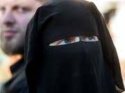 Das Tessiner Verhüllungsverbot trifft vor allem Fussballfans, nicht Burka-Trägerinnen. Seit zwei Jahren ist das Verbot im Kanton Tessin in Kraft. (Bild: KEYSTONE/TI-PRESS/GABRIELE PUTZU)