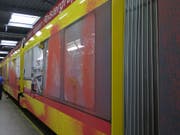 Unbekannte haben am Dienstag in Binningen BL ein fahrendes Tram mit Farbe bespritzt. (Bild: zvg/Polizei BL)