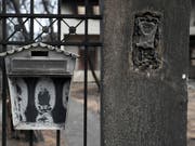 Brandschäden im Ort Mati in der Nähe von Athen. Die griechische Regierung will nun illegal erstellte Bauten abreissen lassen. (Bild: KEYSTONE/AP/THANASSIS STAVRAKIS)