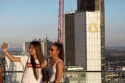 Zehn Jahre nach ihrer Rettung ist die Commerzbank noch immer zu 15 Prozent in Staatshänden. (Bild: Alex Kraus/Bloomberg (Frankfurt, 5. August 2018))